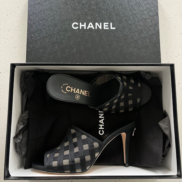 Authentic Chanel heels - Picture 5 of 15